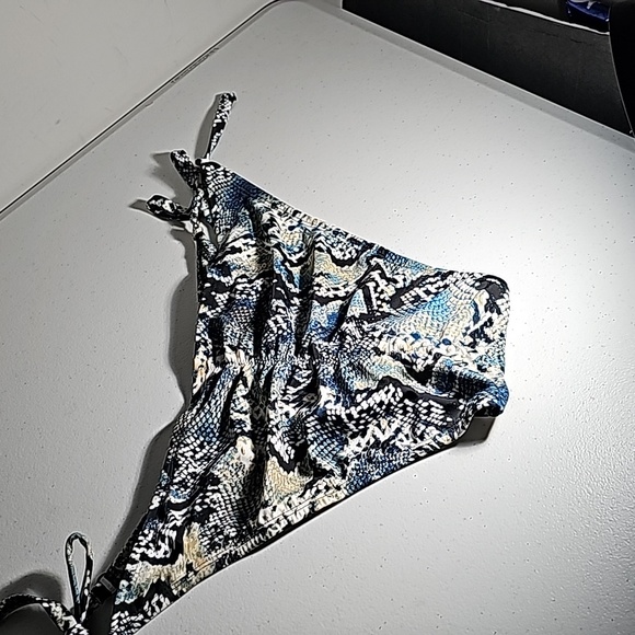 Shade & Shore Low Coverage Ruched Cheeky String Ties NWT Black/Wht/ Blue Snake - Picture 13 of 16